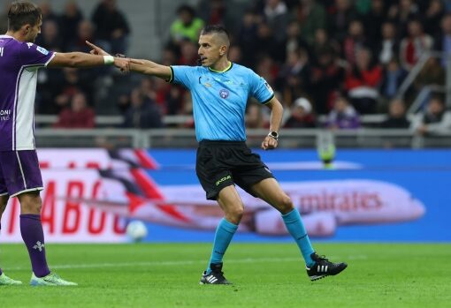 Milan Fiorentina, rigore Milan, Marinelli arbitro, Abisso VAR, Rocchi designatore, Serie A arbitri, Gimenez Milan, Parisi Fiorentina, VAR Serie A, calcio italiano, arbitri AIA, Milan news, Fiorentina news