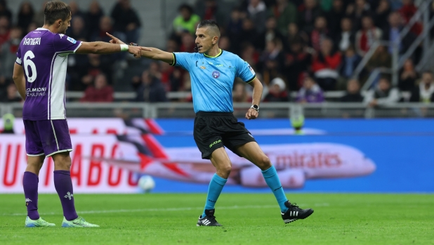 Milan Fiorentina, rigore Milan, Marinelli arbitro, Abisso VAR, Rocchi designatore, Serie A arbitri, Gimenez Milan, Parisi Fiorentina, VAR Serie A, calcio italiano, arbitri AIA, Milan news, Fiorentina news